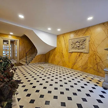 Apartment In Beautiful & Elegant Center Paris