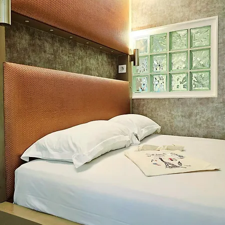 In Beautiful & Elegant Center Париж